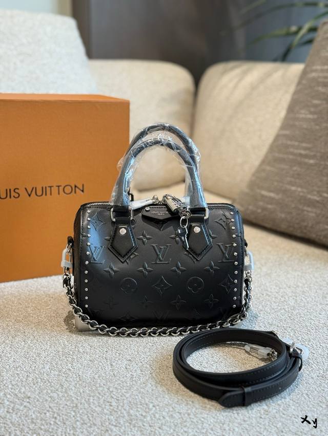 Speedy Trunk20 附无滤镜实拍E 尺寸: 13.5X11X20.5 配盒子 配色都好好看超酷的 肩带和链条均可拆卸，斜挎 手提都 容量够用装日常出门