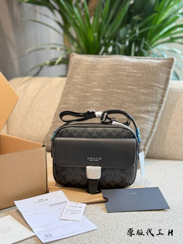 Coach蔻驰Hudson男士经典标志斜挎包 此款包采用的是人造革配牛皮革 内置拉链袋和多功能袋 拉链开合织物衬里 外置翻盖袋和插袋 垂直长度65Cm可调节肩带