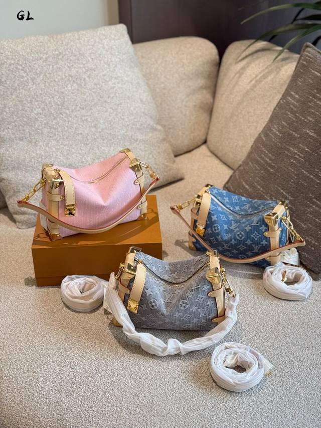 新款软盒子包Side Trunk中号手袋 本款Sidetrunk中号手袋采撷品牌复古硬箱的色彩灵感,为标志性Monogram帆布渲染优雅法式色调，搭配牛皮革饰边