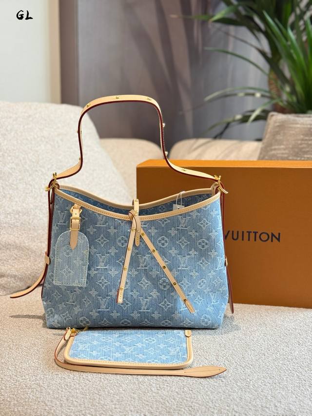 Lv牛仔丹宁Carryall 经 典焕新，自在随行 T+ *当法式隽永邂逅美式不羁* 以Lv标志性Damier帆布为底，覆以做旧水洗丹宁，碰撞 出复古摩登的双重