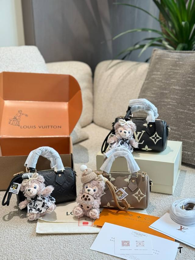 配挂件 Lv Speedy Nano新款小可爱 实物超级质感, 上身效果很Q很可爱, 大小可以放下手机和一些随身物品， 自重很轻，肩带可以调节， 喜欢的包子可以