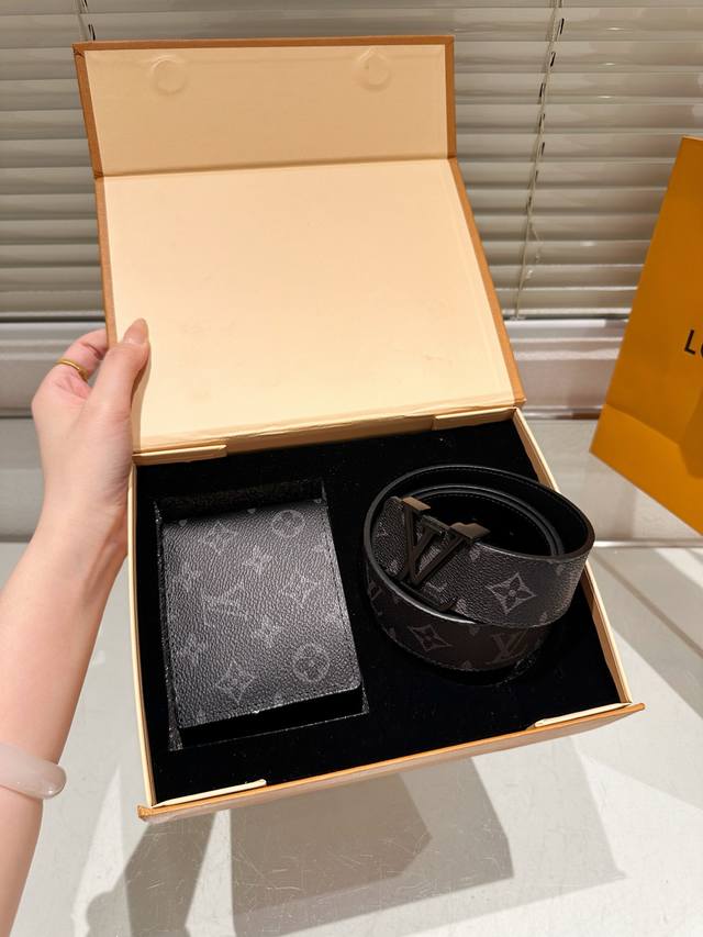 原单 钱包腰带 配礼盒 高版本！腰带Lv牛皮皮带～热门款 男女通用皮带里面最火的版本啦～质量很好 全套包装！五金绝对不褪色 皮带头和专柜一样的哦～ 配礼盒手提袋