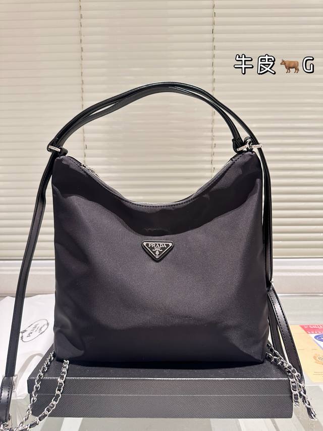 原版布 超级慵懒随性的prada中古包 prada中古届也太多好看的包啦 这只真的掘地三尺挖出来 上身真的太好看了 而且包身柔软也好背！ 尺寸 30 25Cm