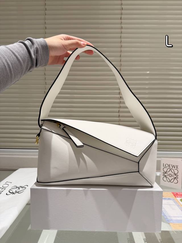 折叠盒尺寸29.12 罗意威 几何puzzle Hobo腋下包 包型很修身 比起传统 更加轻盈 结合几何形状包身 可轻松驾驭各种风格