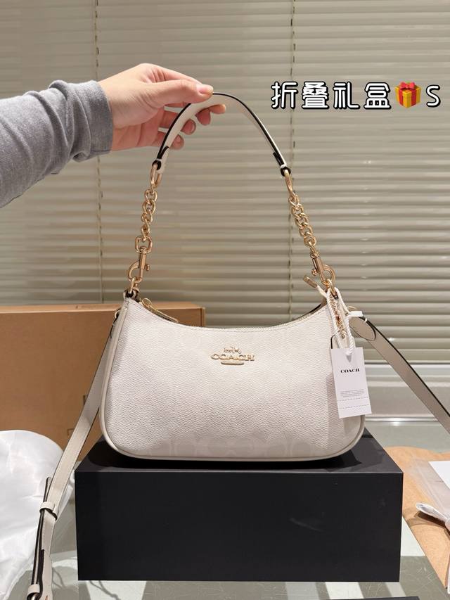 礼盒 尺寸24.14超有氛围感 通勤 休闲 约会通通可搭 蔻驰Coach 腋下麻将包 配长肩带 单肩斜挎皆可 颜色搭配很有复古的感觉 高级又不失优雅 超有氛围感