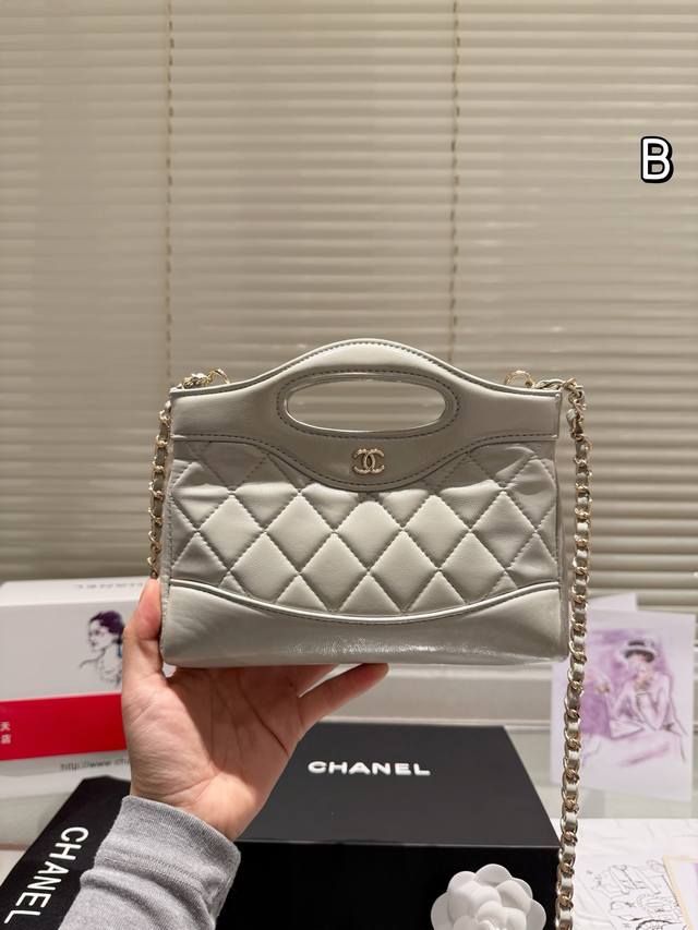 Chanel 24A 值得入手的 31Bag Mini Chanel 又又又复刻了 新款 31Bag 出了 Mini Size 这谁顶得住！小香真爱粉必入啊！尺