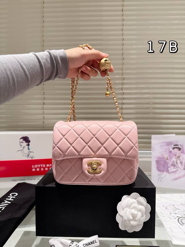 小羊皮香奶奶 金球方胖子 “New Arrival” 最美金球方胖子人间香奈儿 白富美小姐姐必备款 ■单独夸最让人挪不开眼 就是小金球了太高级~ 今年的新款小香