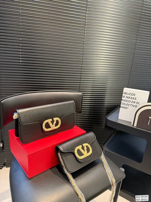 大号 小号 配折叠盒子 华伦天奴Loco单肩包 上身效果很惊艳，高级又不刻板 美尽在其中，神秘有灵气的小性感 出席宴会晚会之类时一定要选择 尺寸：大号27 13