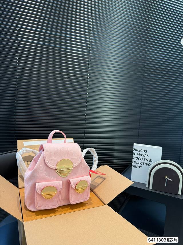 配飞机盒折叠盒子Lv双肩包 芯片版本 这款一出几乎疯抢翻！风格个性时尚 Louis Vuitton原版品质 Michael 无论是商务场合还是休闲活动，Mich