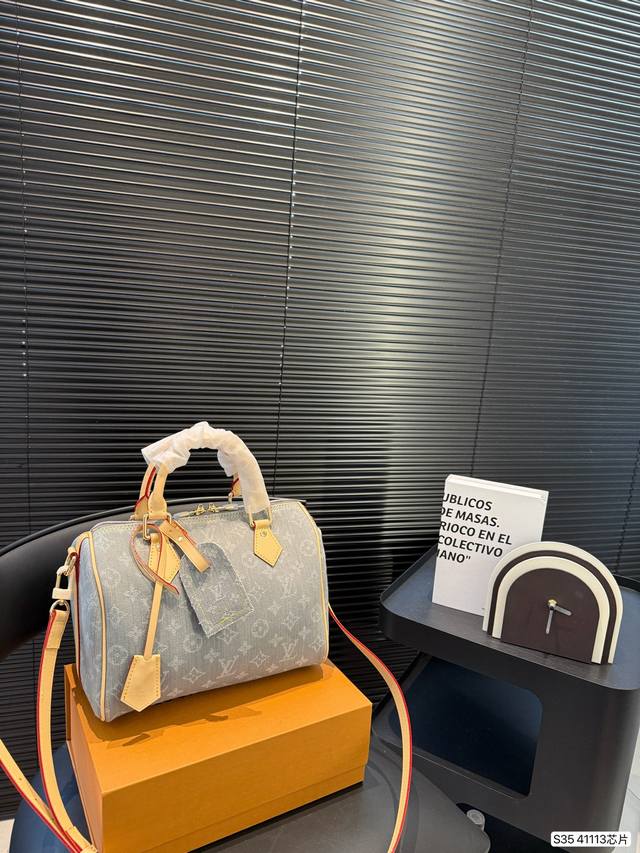 Lv牛仔枕头包 芯片全钢五金 手袋是一款理想的都市手袋。 标志性的造型与经典的 Monogram 帆布，加之多种携带方式和奢华的天然牛皮饰边为该包平添一份时尚前