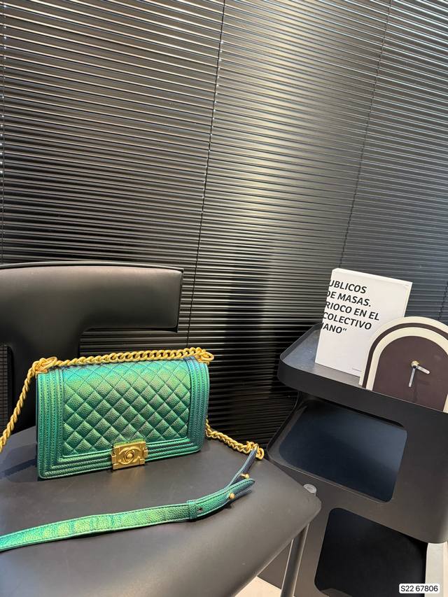 配折叠盒子 Chanel香奈儿辣妈经典款，全面升级Chanel单肩斜挎包 迷人的外形设计搭配一根长长的香奈儿链条肩带 超大容量 特别实用的一款出街时优雅迷人 菱