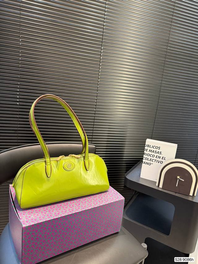 配折叠盒子 托里伯奇Tory Burch 漆皮腋下包 设计真的是开挂了 上身效果绝美 一年四季搭配绝绝子 尺寸：31 14 货号9086