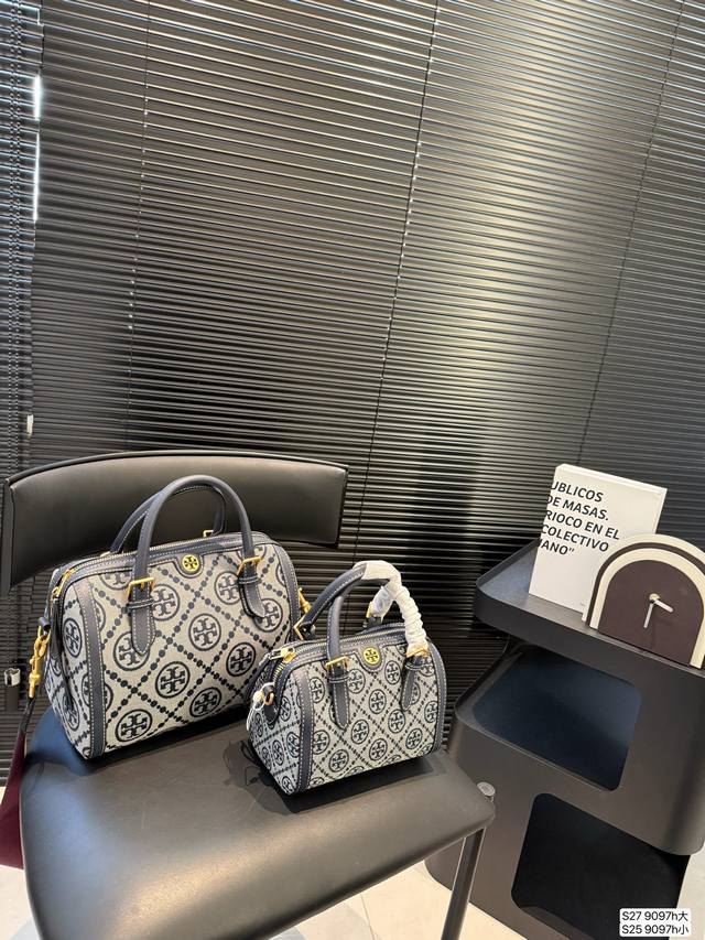 大号 小号 配折叠盒子 托里伯奇枕头包 Tb这季牛仔色老花包也太太可了吧！完全长在我的审美上，本来就对蓝色很难抗拒，看上去就很活力，而且好搭配，挚爱色系，也没有