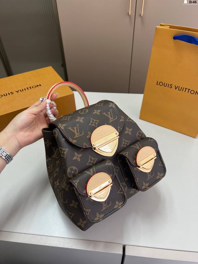 Lv Excursion双肩包 又是一个热门买不到款 可爱又实用，外加两个小口袋，时尚加倍 D-45尺寸20×20折叠盒飞机盒