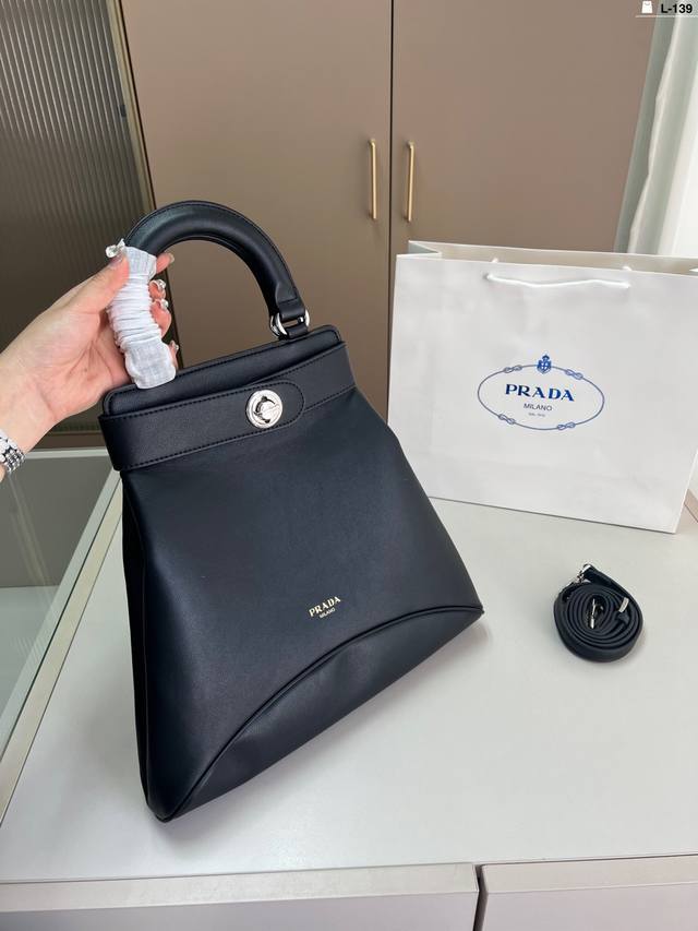 prada普拉达手提包 Buckle手袋优雅简洁的包身设计 百搭实用 太迷人啦 L-139尺寸33×30折叠盒