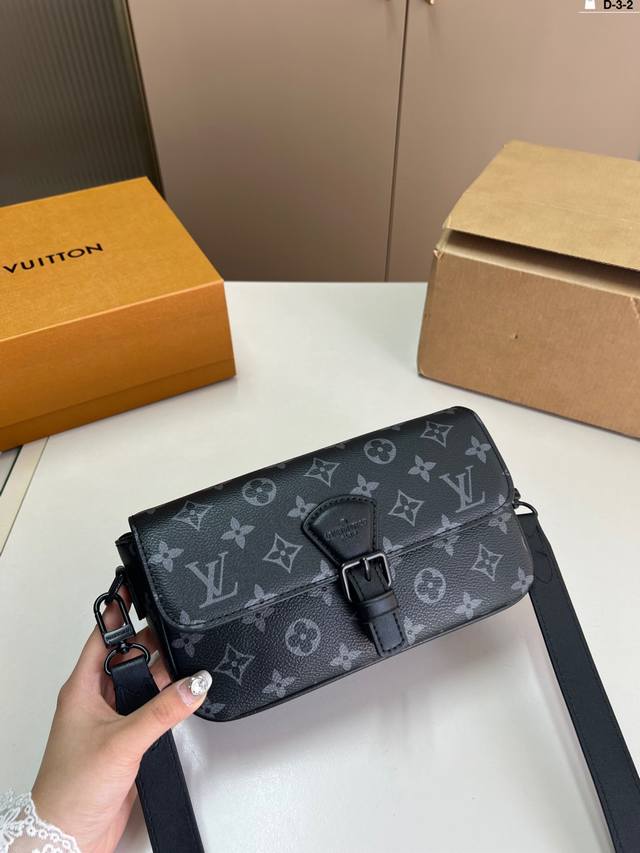 Lv黑武士男 包来啦Lv 运动、出游必备好物。经典爆款。气质百搭顶呱呱由 邮差包。日常休闲少不了，街拍拍照可它搞 D-3-2尺寸23×12 折叠盒飞机盒