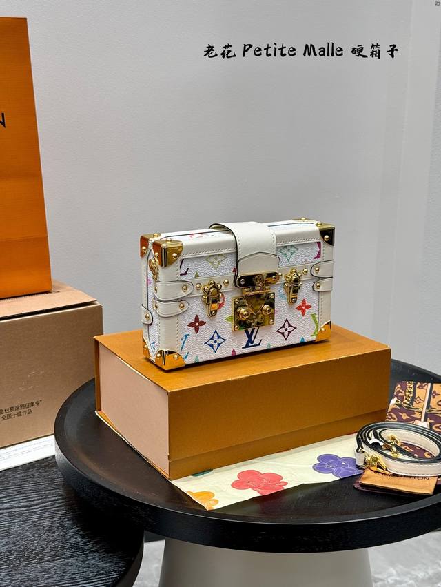 礼盒包装 Size：19*12Cm Lv老花经典 小盒子petite Malle Lv petite Malle硬箱子 顶级原单 超高品质 这个小盒子的颜值太高