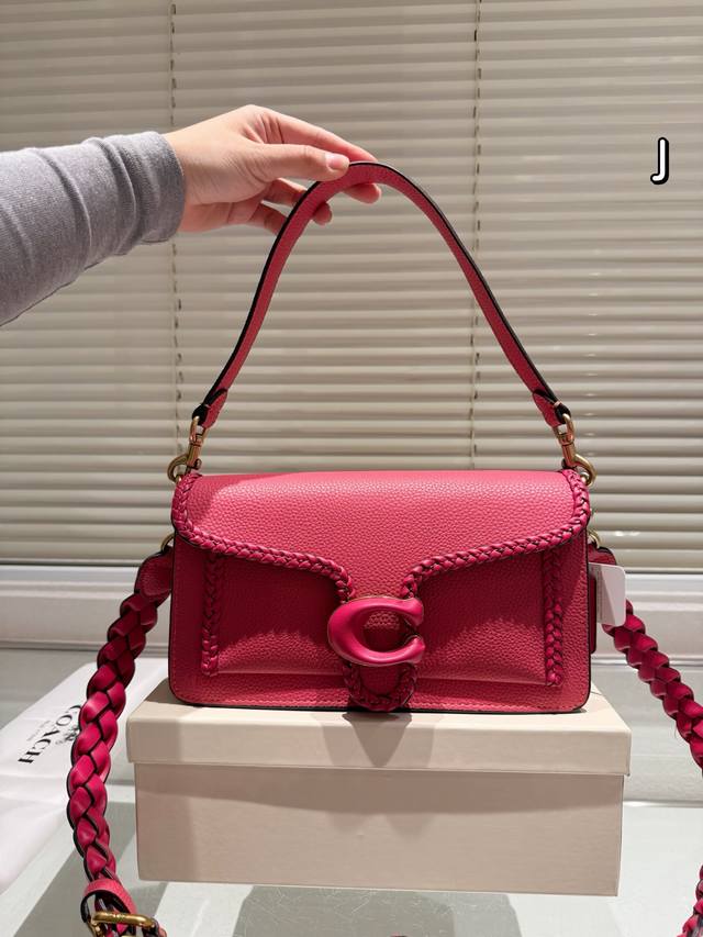 肩带超美 Size：26.15Cm 配盒子 百搭神器 Tabby Coach 酒神Tabby 奶白色 超级好看！ 五金处Coach的刻字 满满的小细节 配置双肩