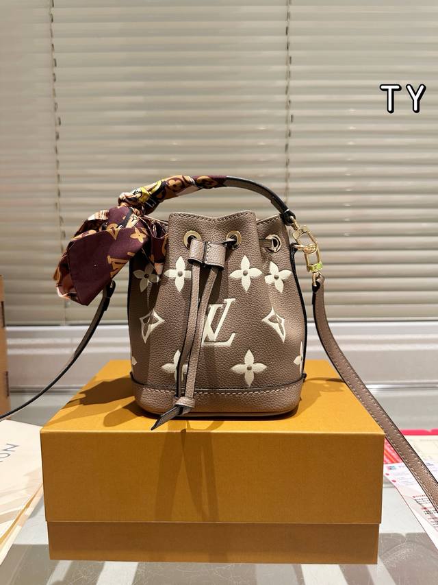 全钢五金 变码芯片 配丝巾 Lv水桶 这颗真的太太太太可爱了！ 现在的小废包越来越香了￠ 肩带不会很长 可调节 手拎斜挎都 可 超级百搭～ 尺寸13 16Cm