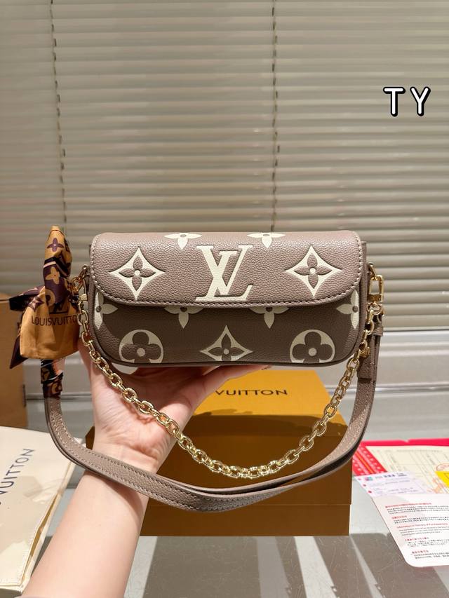 钢五金 变码芯片 配丝巾 Size：22*12Cm Lv 新晋爆款Ivy Woc 这个版本很难得哦！抓紧抓紧！ 出道即巅峰 双链条设计的麻将包 可斜挎可单肩可手