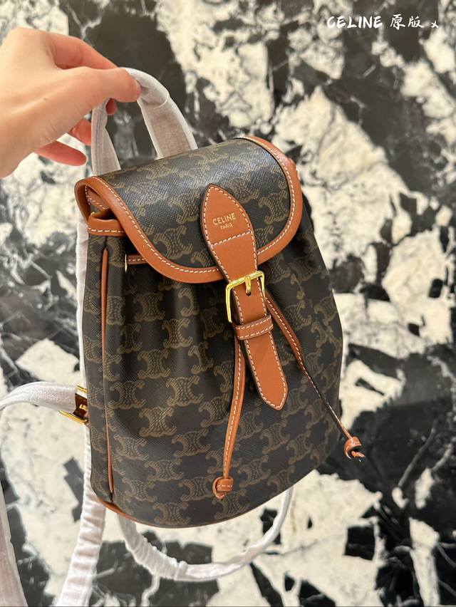 Celine老花Mini双肩包也太百搭了吧 [Celine Mini Backpack] 尺寸: 17X20X10Cm 特别适合女生背的双肩包，肩带可以调节完全