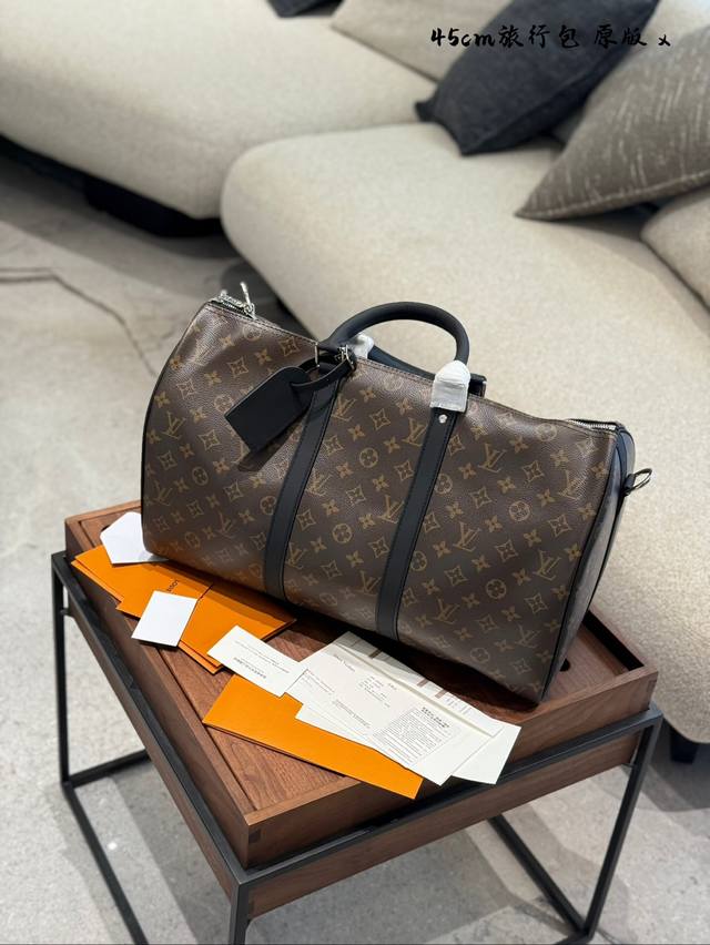 lv 旅行包 超酷中Lv Keepall老花旅行袋 Lvkeepall 出差旅行最常用的一只包 这是超酷的一只包 可以做健身包，也可做旅行袋 容量超级感人非常的