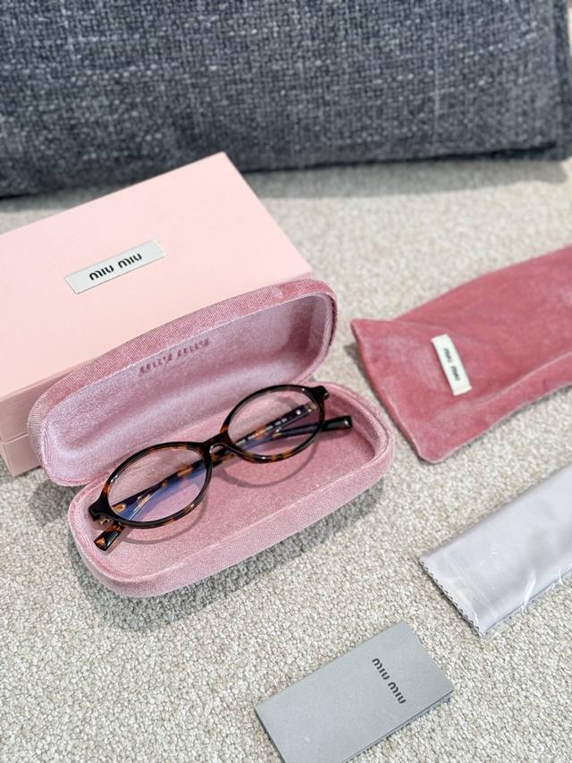 Miumiu”书呆子眼镜，鞠婧祎同款好好看 书呆子最近风好大，Miumiu3000+， 小小眼镜罢了，打工人不得整个平替版 很多宝宝都是对比了好几家还是决定留了