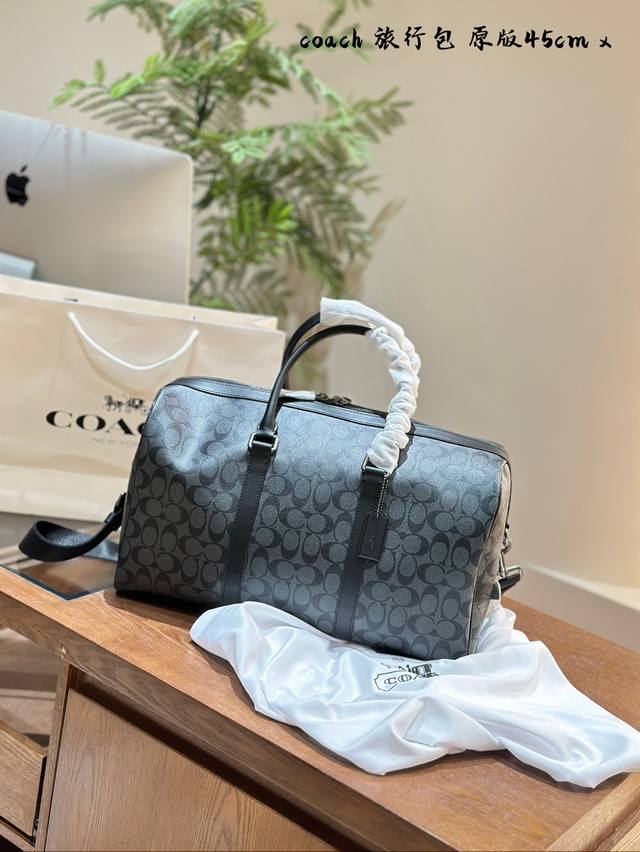 男士必备Coach蔻驰旅行包 Coach蔻驰旅行包，通体采用pvc帆布涂层的材质,这种材质非常的耐磨、耐用，并且非常耐脏，非常适合我们用于健身或者短途的出差的使