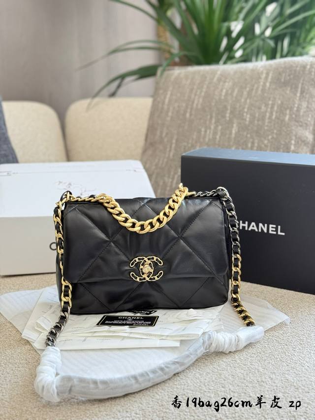 Chanel香奈儿19Bag，好看 作为品牌销冠，19Bag 是一款非常实用的实用的包可以根据自己需求选择尺寸 小号: 26Cm X 16Cm X 9Cm 软糯
