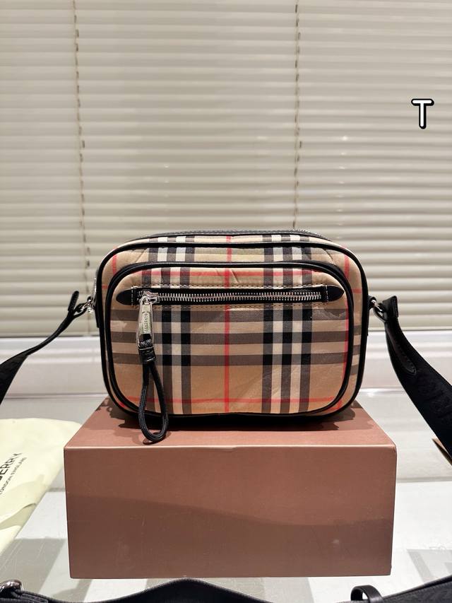 秋天的第一支包 Burberry相机包 果然是最适合秋季的一只包可以手提和肩背，容量超级大 整个包方方正正，复古又可爱，简直太适合秋天了吧不但要奶茶，还需要包包