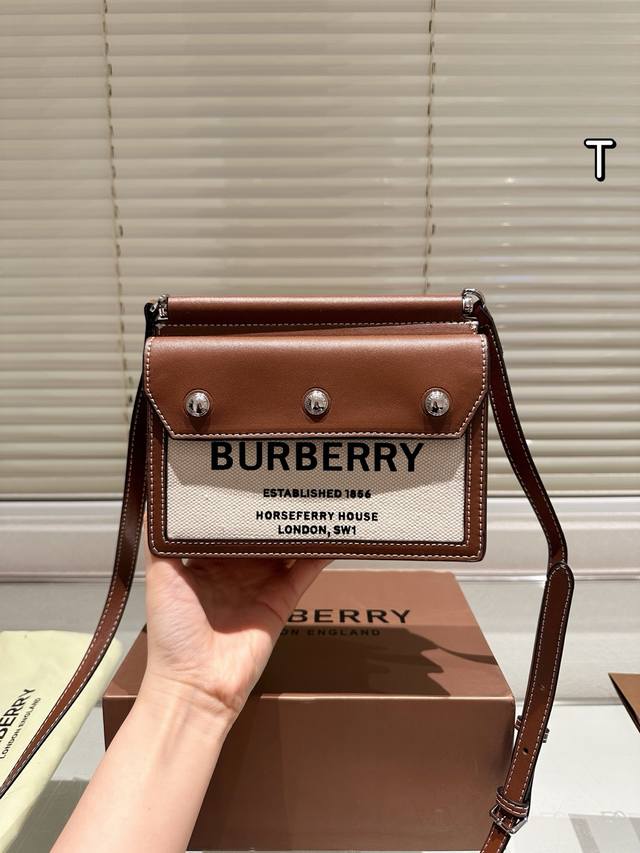 秋天的第一支包 Burberry斜挎包 果然是最适合秋季的一只包可以手提和肩背，容量超级大 整个包方方正正，复古又可爱，简直太适合秋天了吧不但要奶茶，还需要包包