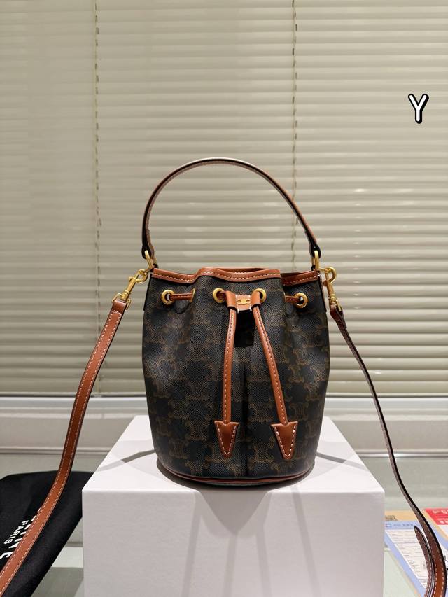 牛皮版本 Celine Teen Clara小号抽绳水桶包 可手拎可肩背 同时容量可以放下小遮阳伞 实用与时尚并存