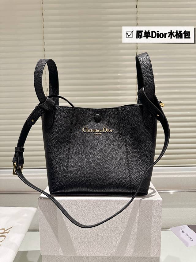 配盒 这款Signaturea水桶包是二零二五春夏成衣系列新品,突显柔软的廓形和百搭的设计。采用蓝色Oblique印花面料等材质精心制作饰以同色调光滑牛皮革细节