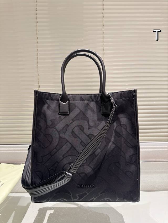 秋天的第一支包 Burberry手提包 果然是最适合秋季的一只包可以手提和肩背，容量超级大 整个包方方正正，复古又可爱，简直太适合秋天了吧不但要奶茶，还需要包包