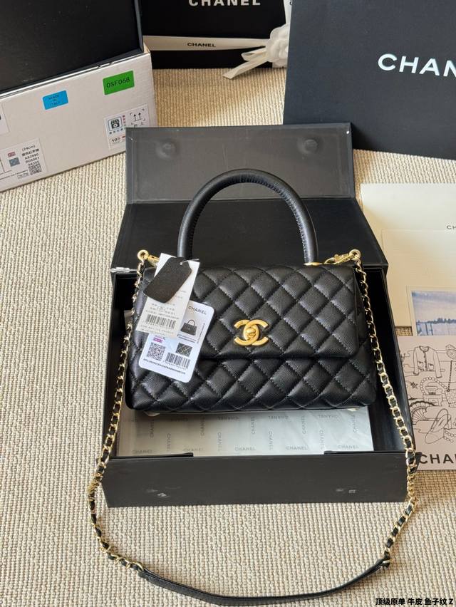 顶级原单 牛皮 背一辈子的必备！香奈儿 Coco Handle ，一你们期待已久的香奈儿 Coco Handle小号到货啦！这款包包一经推出就备受时尚圈青睞，不