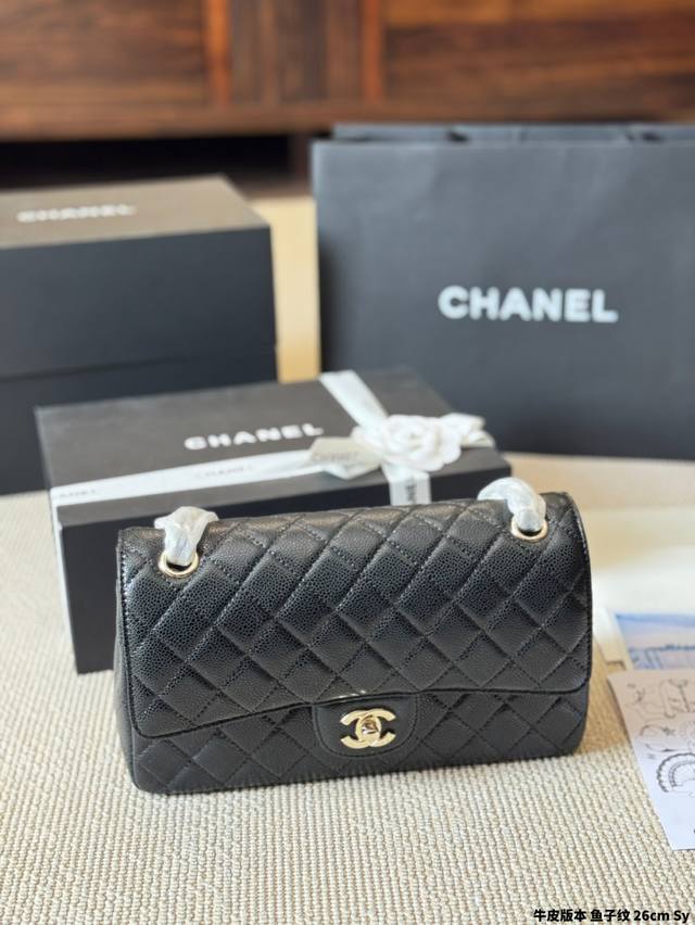 牛皮版本 鱼子纹 Cf Chane*-Cf经典之最 四季必备的原单系列“女神包”名媛超爱时尚宠儿 拥有超久历史 女人们的挚爱法宝 简约优雅凸显气质 不论单肩手提 牛皮版本 鱼子纹 Cf Chane*-Cf经典之最 四季必备的原单系列“女神包”名媛超爱时尚宠儿 拥有超久历史 女人们的挚爱法宝 简约优雅凸显气质 不论单肩手提