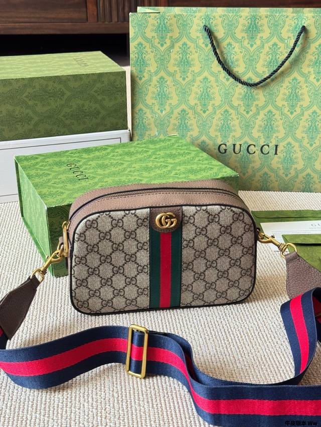牛皮版本 Gucci Ophidia 相机包 配原版乌木色二层牛皮～这个款复古韵味特别浓，对版五金 原版内里！上身效果也超赞，主要以精致特别的五金来提升整体质感