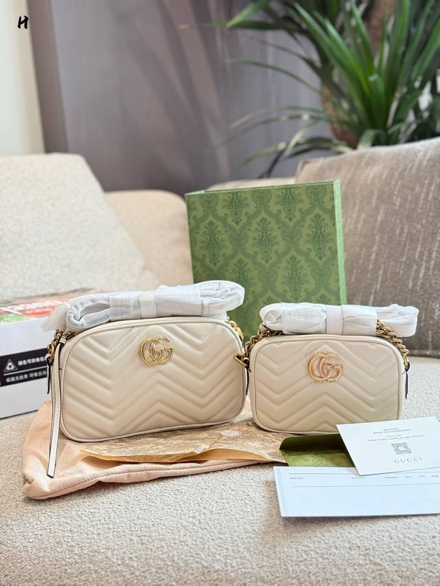 这款相机包真的很百搭 Gucci古驰Marmont系列马蒙系列相机包小号黑色古驰相机包相比马蒙爱心包更加实用 绗缝肩包黑金多数采用高质量的皮革制作而成 更加凸显