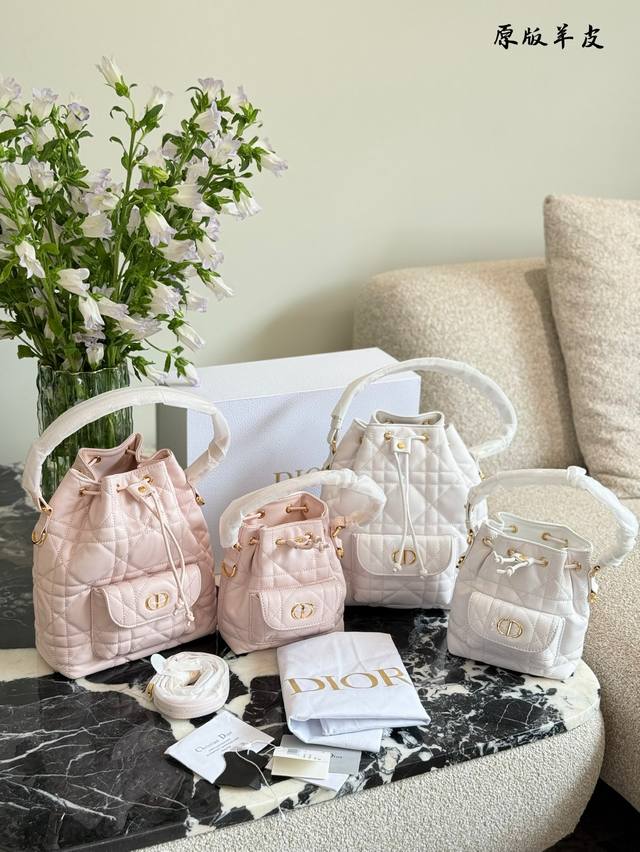 Diorcaro皮具系列以迪奥先生的妹妹卡特琳 娜 迪奧 Catherine Dior 的昵称 Caro 命名 采用羊皮革等材质精心制作，饰以超大藤格纹缉面线，