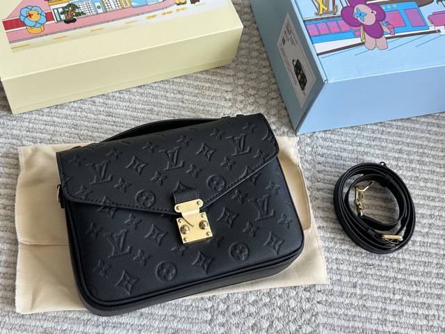 配盒 Size：25Cm L家 高品质邮差包 老花邮差 每一年这个季节都要推一下！ 因为它太经典！太好看！