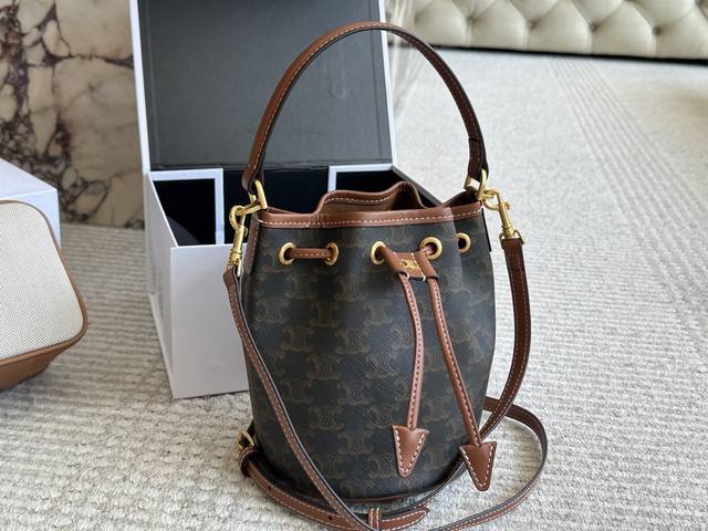 配盒 Size： 19*16Cm Celine 水桶包 一直很喜欢水桶的包 颜值超级在线哦 Celine水桶包越背越顺手