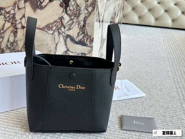 配盒 这款Signaturea水桶包是二零二五春夏成衣系列新品,突显柔软的廓形和百搭的设计。采用蓝色Oblique印花面料等材质精心制作饰以同色调光滑牛皮革细节