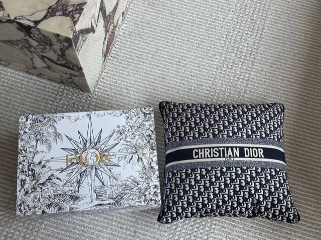 配盒 好物推荐 抱枕空调被子两用款 折叠是抱枕 打开是夏凉被 放在家里 放在车里都是不错的选择哦 抱枕40*40Cm 被子1.5M*1M