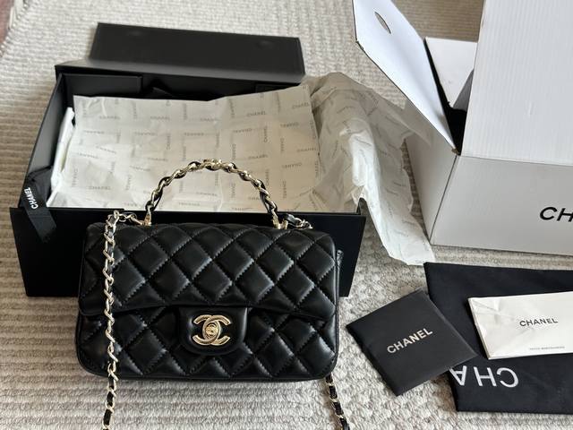 配盒 Size ：20*12Cm 小香家 Chanel23K皮穿链手柄Cf让经典再升级~ 可以手提的！包包很实用！ 羊皮配淡金扣，优雅又公主，最喜欢手柄上的小L
