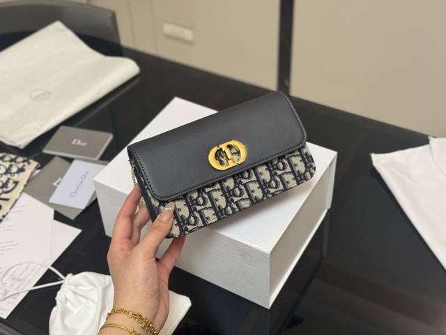 配折叠盒 Size：19.11Cm 迪奥 最新款蒙田链条 刚刚出的现货！ 渐变蓝也太好看啦！ 温柔很适合四季！