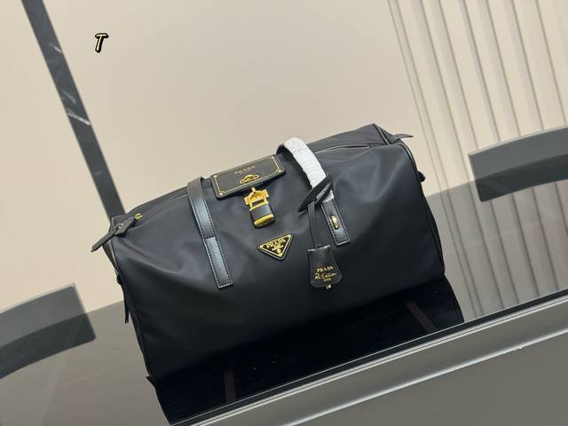 超酷中普拉达 Keepall旅行袋 普拉达Vkeepall 出差旅行最常用的一只包 这是超酷的一只包 可以做健身包，也可做旅行袋 容量超级感人非常的实用 出差三