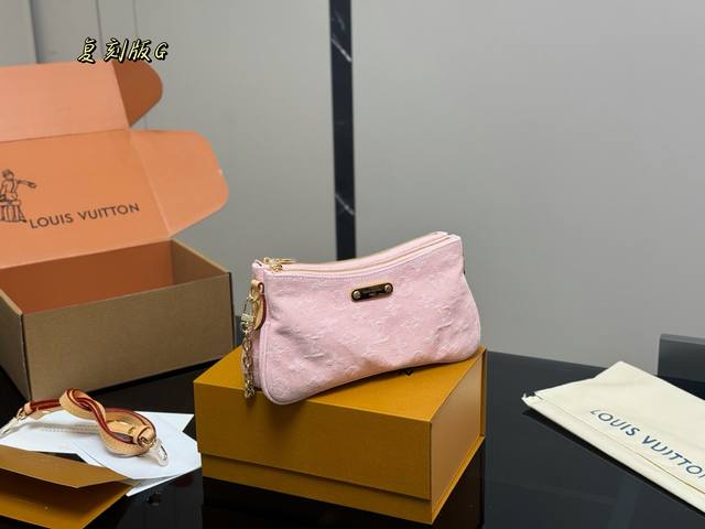 配折叠盒飞机盒 Size：25*13Cm Lv 新晋爆款牛仔麻将 出道即巅峰 双肩带设计的麻将包 可斜挎可单肩可手提 可爱好用！