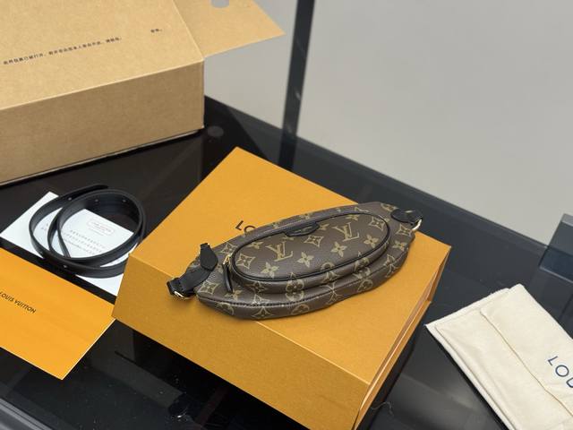 配折叠盒飞机盒 Size：28*11.5Cm Lv Keepit腰包 √重量几乎可 略，跑步、健身、逛街都不会有负担感！ 放入大手机 前面小包可以放下Airpo