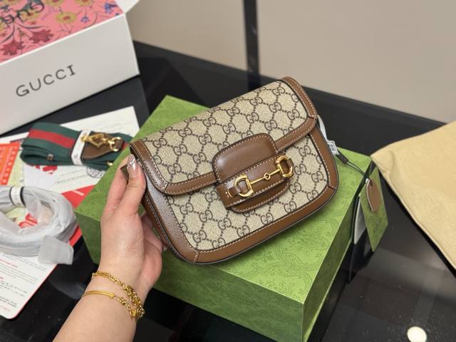 配折叠盒飞机盒 Size：20*15Cm 古奇复古马鞍包 1955 真的好好看！ 经典的马衔扣+Monogram+勾边设计， 真的太爱啦！