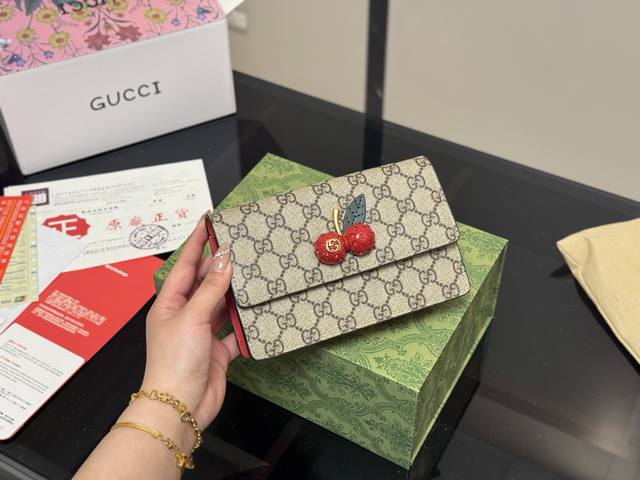 配折叠盒飞机盒 Size：20*13Cm 每年都特别火的小樱桃 Gg樱桃链条包 可爱又小巧 古奇定制版！